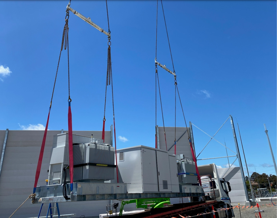 A crane lifting a large containerAI-generated content may be incorrect.